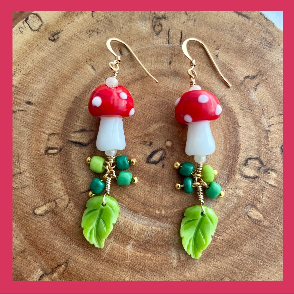 🍄 Groovy dangly mushroom earrings!